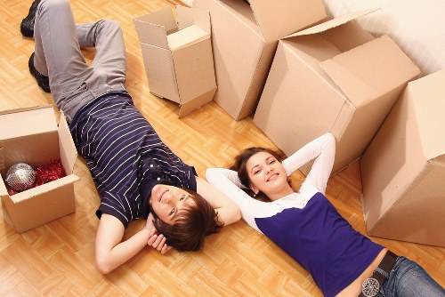 Packing and load securing in a removal vehicle